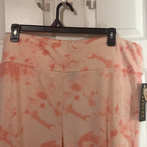 Feathers plus size ladies soft and cozy tie-dye leggings; size: 3X - Picture 3 of 5